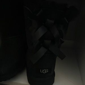 Black ribbon uggs